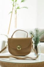 Sac bandoulière chic en similcuir avec fermoir doré