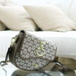 Sac bandoulière en toile monogrammée