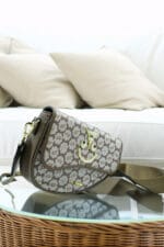 Sac bandoulière en toile monogrammée