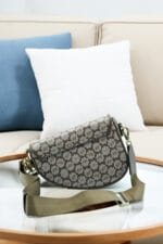 Sac bandoulière en toile monogrammée – Image 4