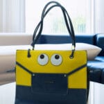 Sac carré à bandoulière avec pompon