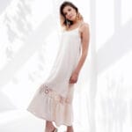 Une robe longue de couleur crème