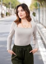 Pull gris à manches longues